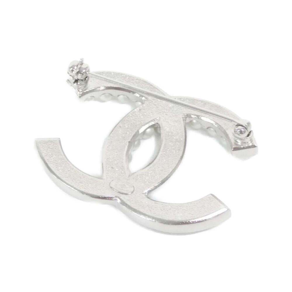 CHANEL White Brooch - Picture 2 of 3